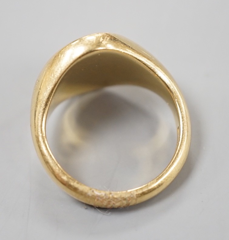 A modern 18ct gold intaglio signet ring, carved with an oak tree, size P, 16.3 grams.
